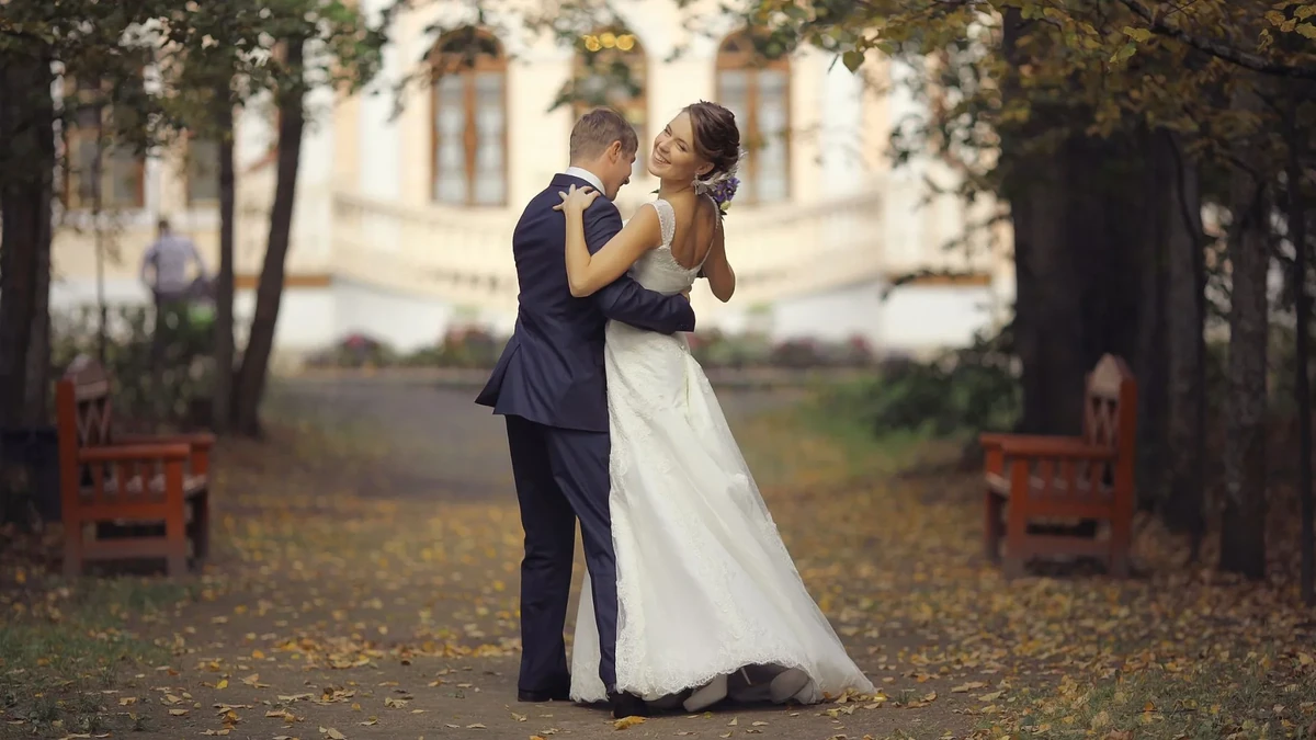 Wedding guest transport planning and pre-booked event taxi service